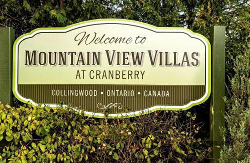 Collingwood House | Cozy Mountain View Villas One Bed Loft Suite with Pool