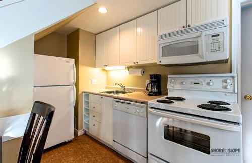 Collingwood House | Cozy Mountain View Villas One Bed Loft Suite with Pool