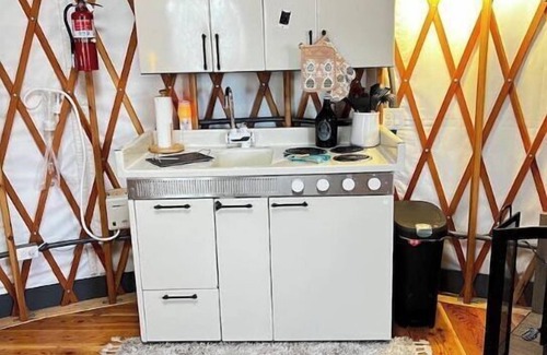 Victor Apartment | Idyllic Mountain View Yurt - Perfect for Family Retreats
