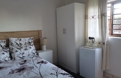 Grahamstown House | Pet-Friendly Mountain View with Great Guest Ratings
