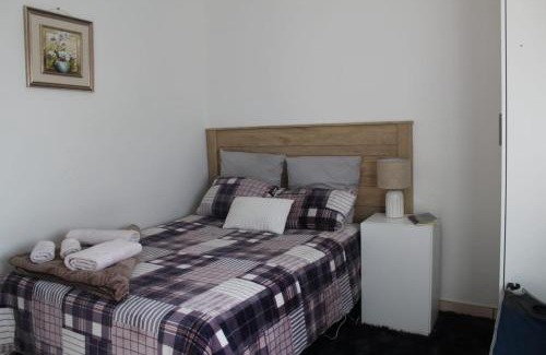Grahamstown House | Pet-Friendly Mountain View with Great Guest Ratings