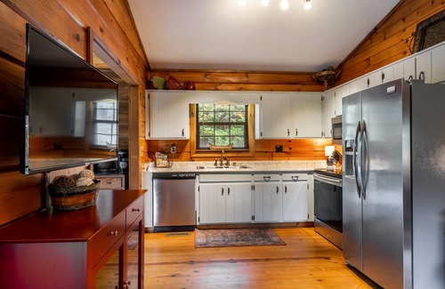 Aska Cabin | Scenic Getaway: 5 Min to Trails, Waterfalls & Lake Views