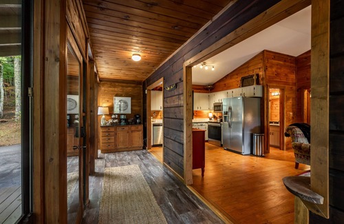 Aska Cabin | Scenic Getaway: 5 Min to Trails, Waterfalls & Lake Views