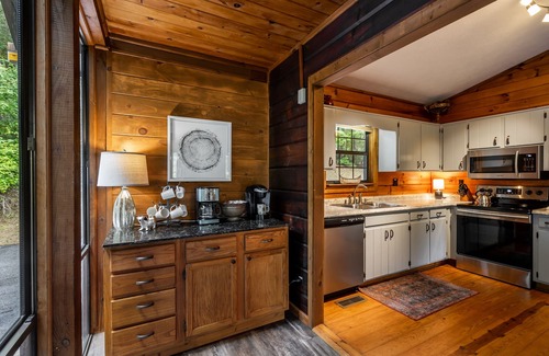Aska Cabin | Scenic Getaway: 5 Min to Trails, Waterfalls & Lake Views