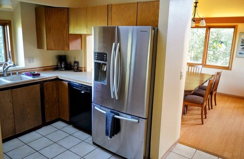 Bayshore - Klatt Apartment | Mountain views, close to airport, restaurants and shopping w/onsite laundry!