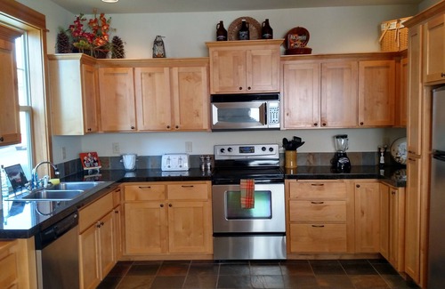 Redmond House | Experience Mountain Views and Desert Skies with Private Hot Tub