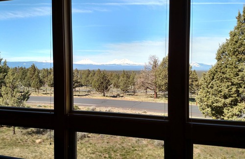Redmond House | Experience Mountain Views and Desert Skies with Private Hot Tub