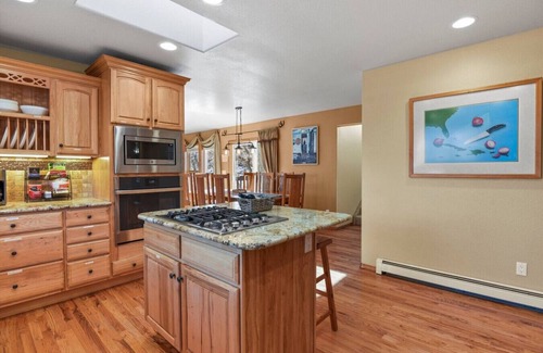 Monument House | Mountain Views | Hot Tub | Two Game Rooms