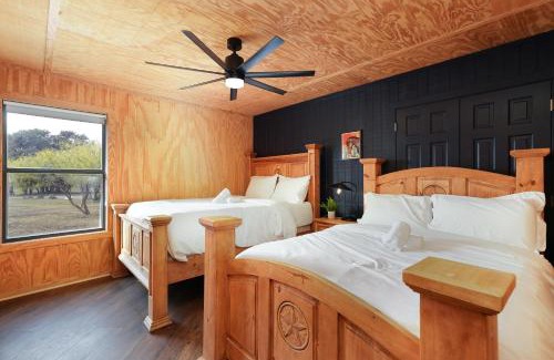 Sabinal House | Mountain Views I Pool&Hot Tub I Home for 20 Guests