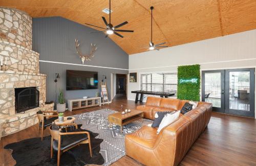 Sabinal House | Mountain Views I Pool&Hot Tub I Home for 20 Guests