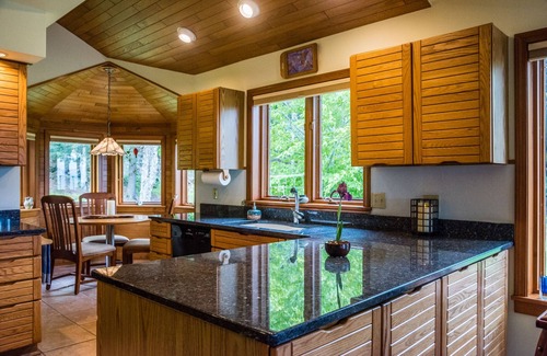 Moretown House | Ocean View Retreat with Hot Tub & 10/10 Guest Rating