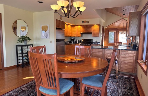 Moretown House | Ocean View Retreat with Hot Tub & 10/10 Guest Rating