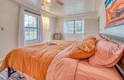 Lincoln Park Other | Mountain Views & Modern Amenities