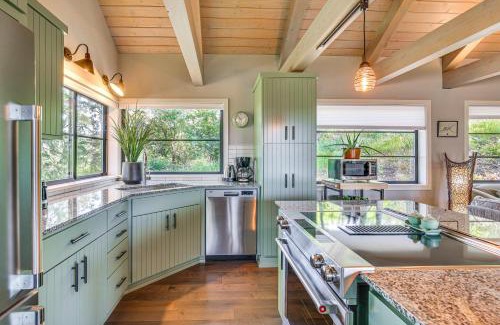 Thurston House | Tranquil Eugene Country Cottage with Scenic Mountain Views