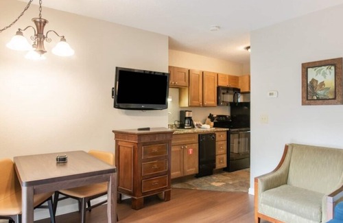 Gatlinburg Villa | MountainLoft™ - Guest Rated 10/10 with Pool & Hot Tub
