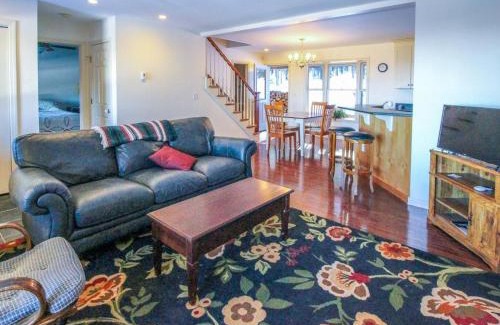 Ludlow House | Scenic Mountains View Cabin: Pet & Child Friendly Retreat