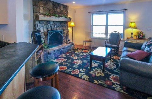 Ludlow House | Scenic Mountains View Cabin: Pet & Child Friendly Retreat