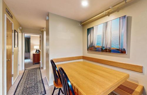 Warren Apartment | Mountainside 35