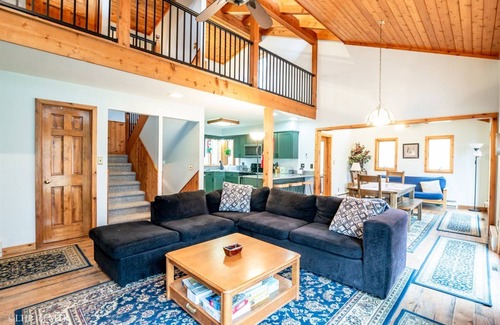 Old Timberline House | Pet-Friendly Retreat with Hot Tub & Lake Access in Mountainside
