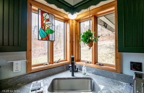 Old Timberline House | Pet-Friendly Retreat with Hot Tub & Lake Access in Mountainside