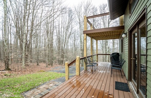 Old Timberline House | Pet-Friendly Retreat with Hot Tub & Lake Access in Mountainside