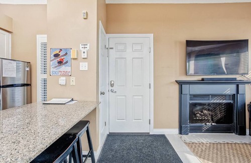 Craigleith Apartment | Family-Friendly Mountainside Retreat with Pool & Spa