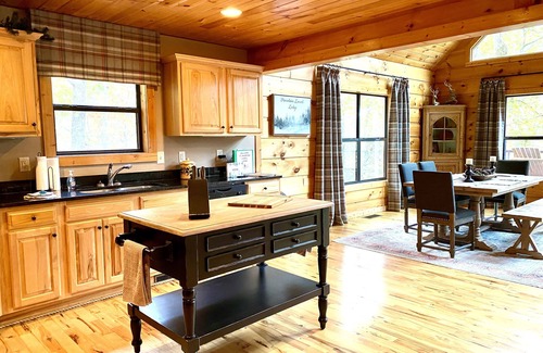 Clarkesville Cabin | Cozy Mountainside Cabin Near Helen and Yonah Mountain