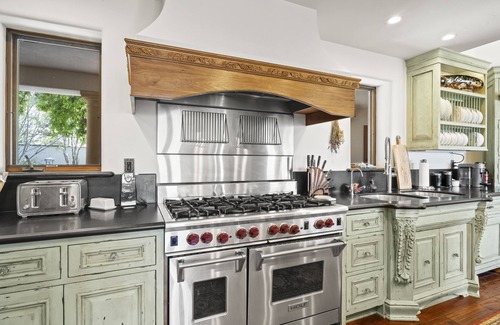 Ashland House | Mountainside Chateau: Breathtaking Views & 10/10 Guest Reviews