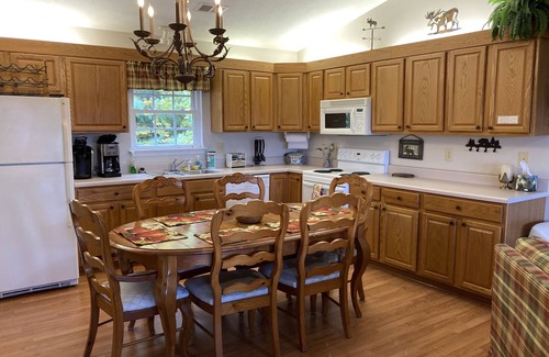 Blowing Rock Cottage | Scenic Mountainside Cottage: 9.8 Rated, Ideal for Families!