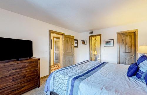 Frisco Apartment | Mountainside Refresh: Family-Friendly with Pool & Hot Tub