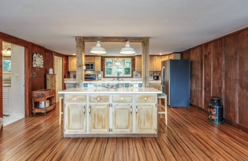 Jackson House | Pet Friendly Mountainside Retreat with Hot Tub & Scenic Views