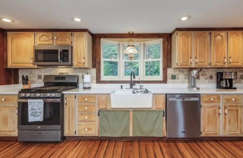 Jackson House | Pet Friendly Mountainside Retreat with Hot Tub & Scenic Views