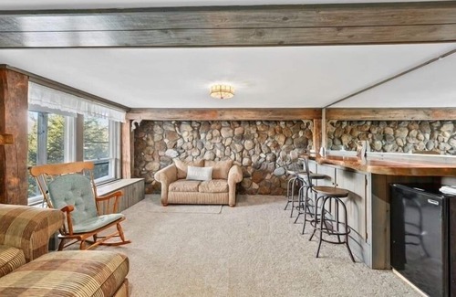 Jackson House | Pet Friendly Mountainside Retreat with Hot Tub & Scenic Views