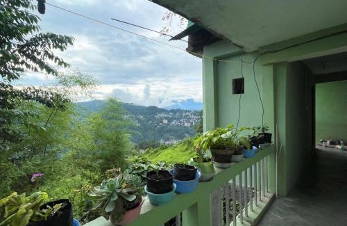 Gangtok House | Mountaintop Guest House: Pet & Child Friendly Retreat