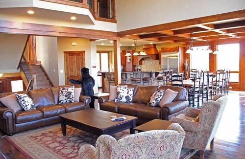 Nellysford House | Idyllic Mountaintop Lodge with Scenic Lake Views & Spa