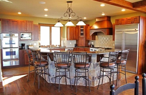 Nellysford House | Idyllic Mountaintop Lodge with Scenic Lake Views & Spa