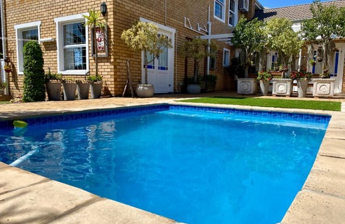 Kenridge Bed & Breakfast | Mountainview Guesthouse: Rated 9.3/10 with Oceanfront Pool