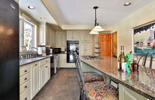 Killington House | MountainView Retreat: Guest Rated 10/10 with Scenic Views!