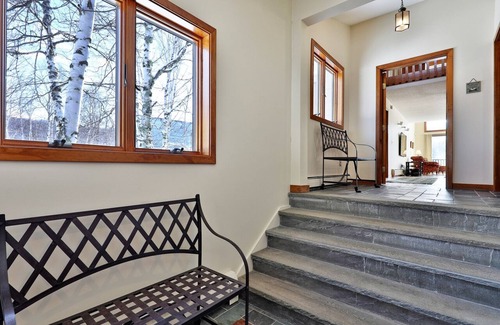Killington House | MountainView Retreat: Guest Rated 10/10 with Scenic Views!