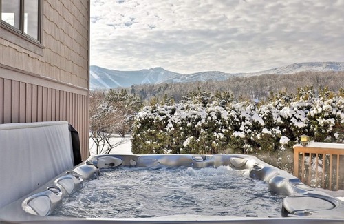 Killington House | MountainView Retreat: Guest Rated 10/10 with Scenic Views!