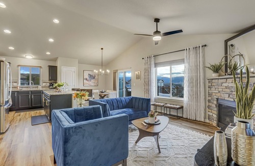 Monument House | Mountainview Marvel: Family-Friendly Getaway with Breakfast