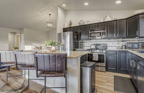 Monument House | Mountainview Marvel: Family-Friendly Getaway with Breakfast