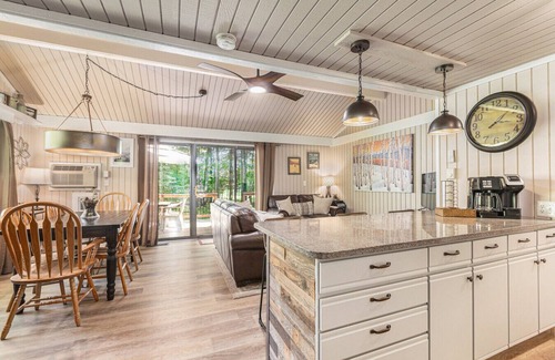 Bellaire Apartment | Unmatched Comfort at Mountainview Townhouse with Pool & Spa