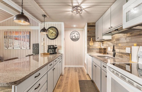 Bellaire Apartment | Unmatched Comfort at Mountainview Townhouse with Pool & Spa