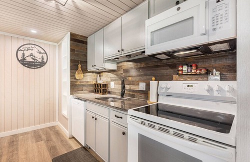 Bellaire Apartment | Unmatched Comfort at Mountainview Townhouse with Pool & Spa