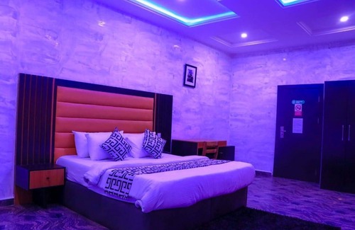 Lagos Hotel | Delightful MountRoyal Centre Hotel with Pool and Restaurant