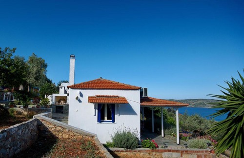 Nimfea House | Cozy Mourtero House: Guest Rated 9.5, Pet and Child Friendly