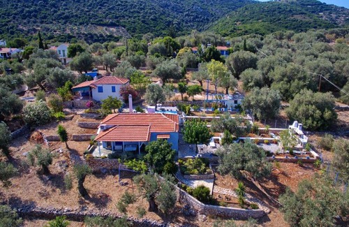 Nimfea House | Cozy Mourtero House: Guest Rated 9.5, Pet and Child Friendly