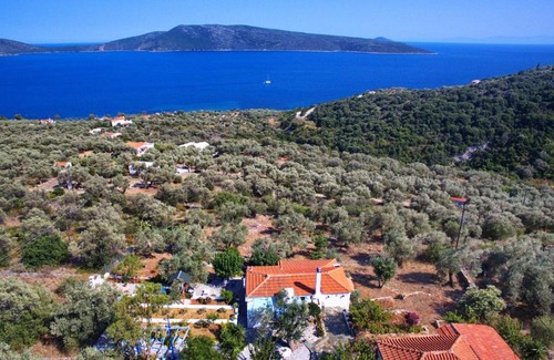 Nimfea House | Cozy Mourtero House: Guest Rated 9.5, Pet and Child Friendly