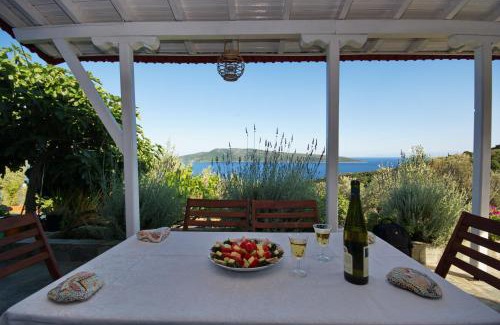 Nimfea House | Cozy Mourtero House: Guest Rated 9.5, Pet and Child Friendly